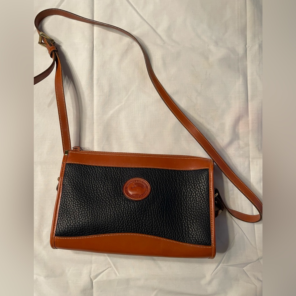 Dooney & Bourke shoulder bad in Navy with tan trim